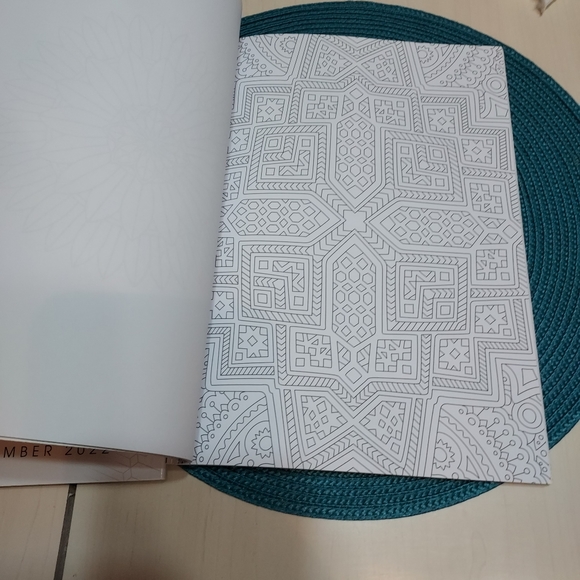Geometric patterns and Zen colouring books - Picture 6 of 9